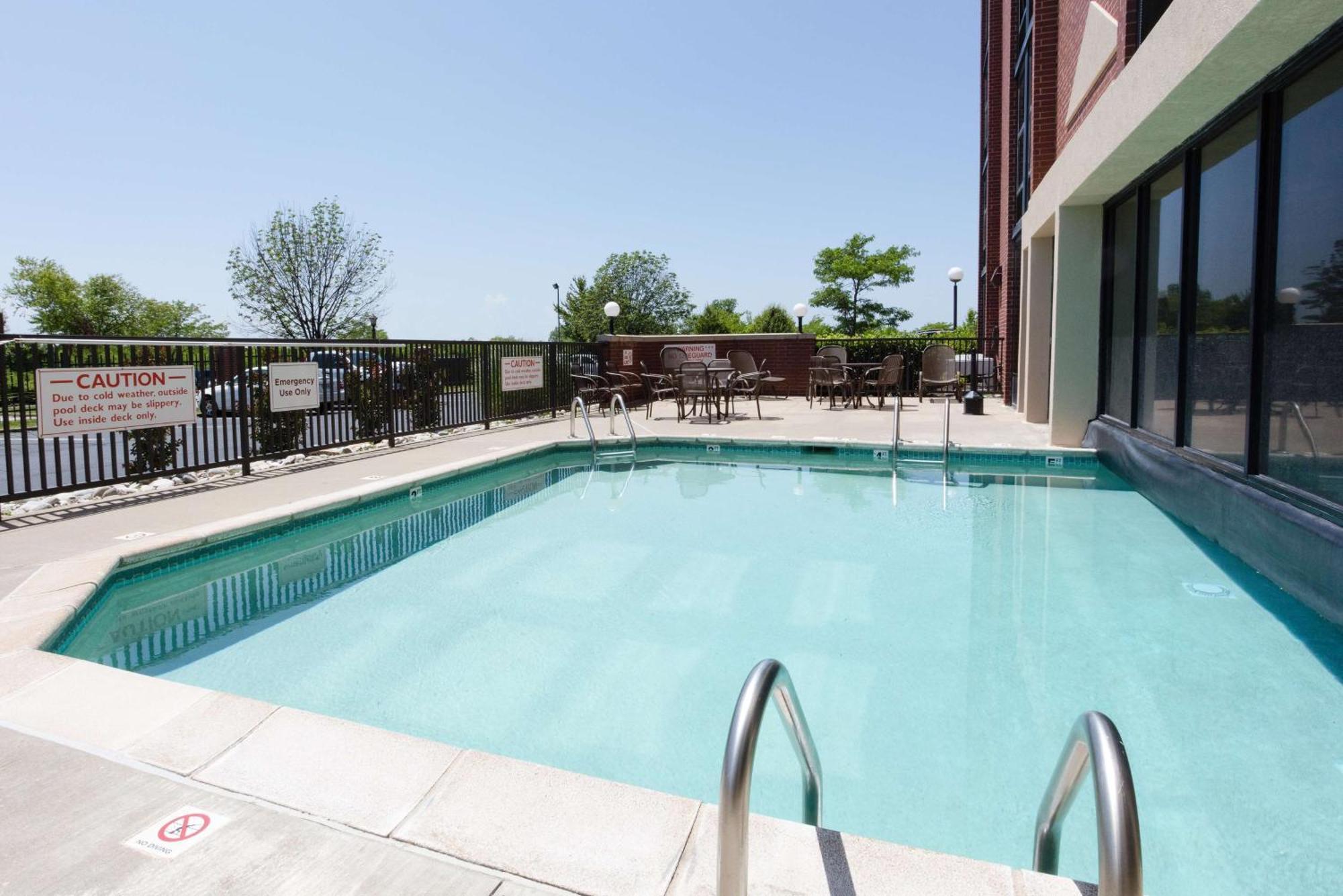 Drury Inn & Suites Kansas City Airport Eksteriør billede