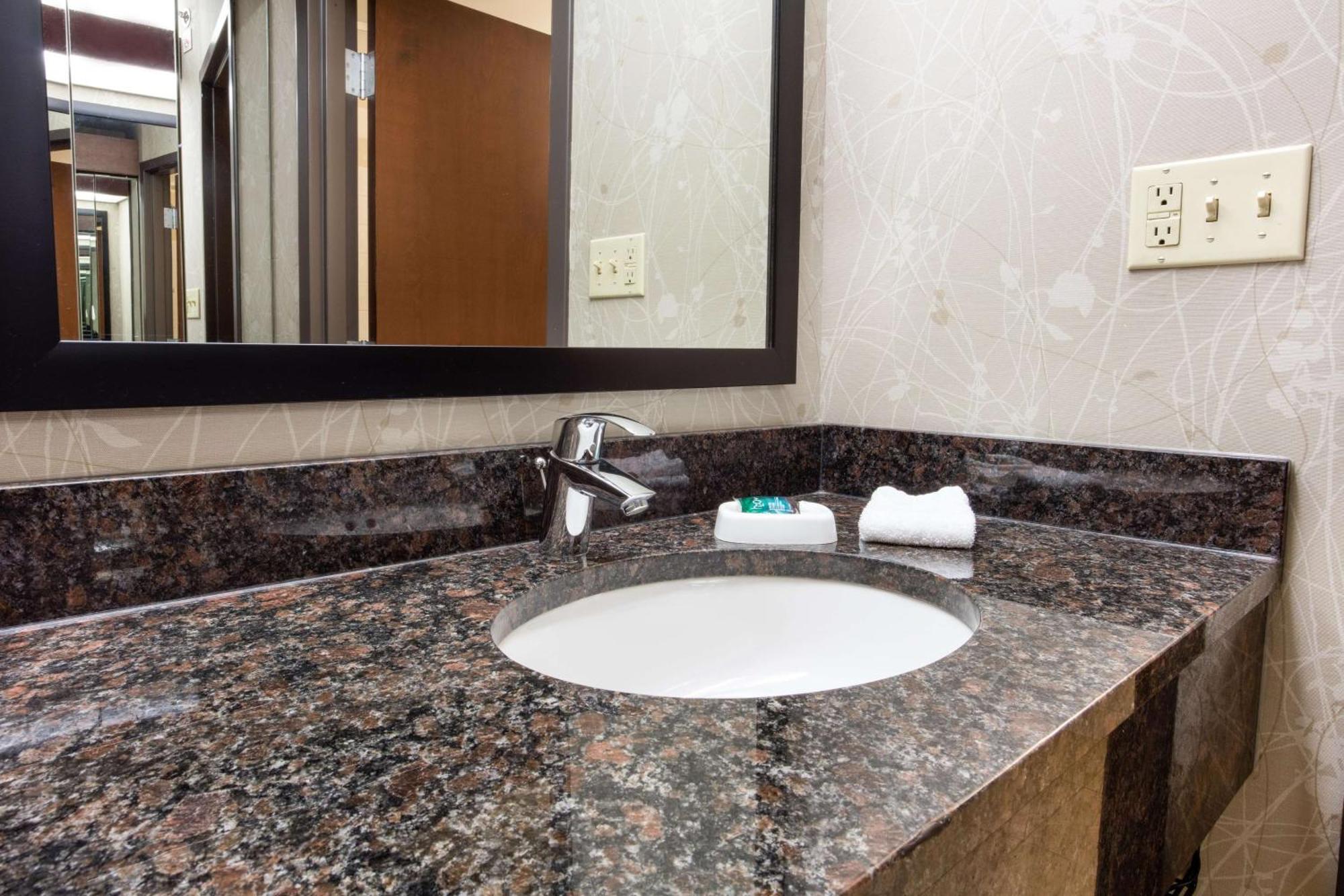 Drury Inn & Suites Kansas City Airport Eksteriør billede
