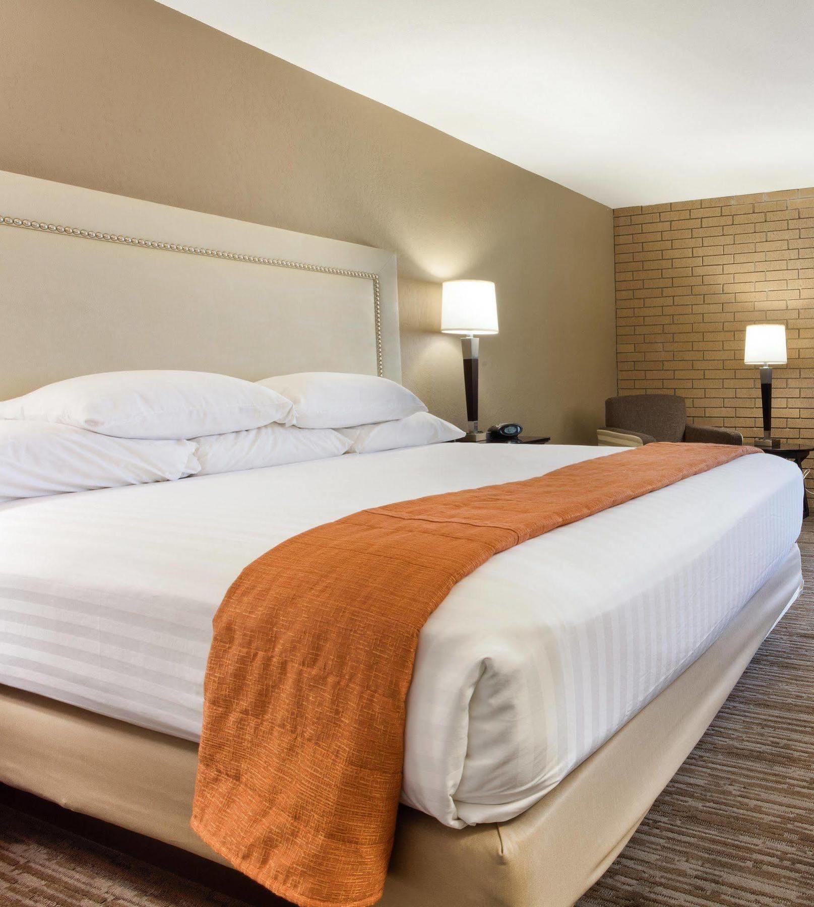 Drury Inn & Suites Kansas City Airport Eksteriør billede